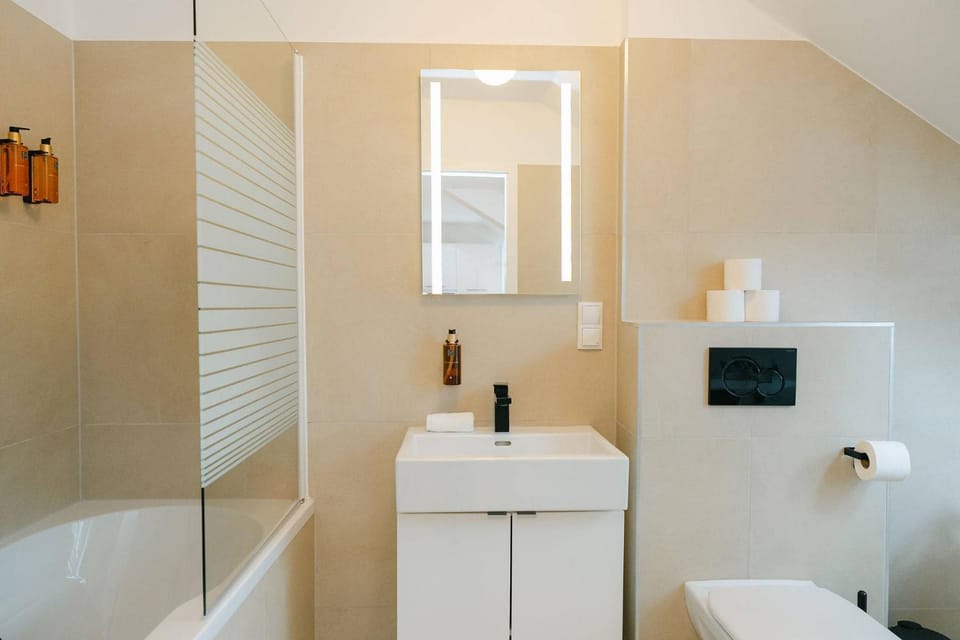 Modern 3BR perfect for 4-6 metro close to Naschmarkt Apartment in Vienna