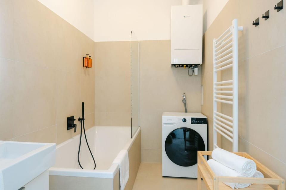 Bathroom, Bath, towels, washing machine