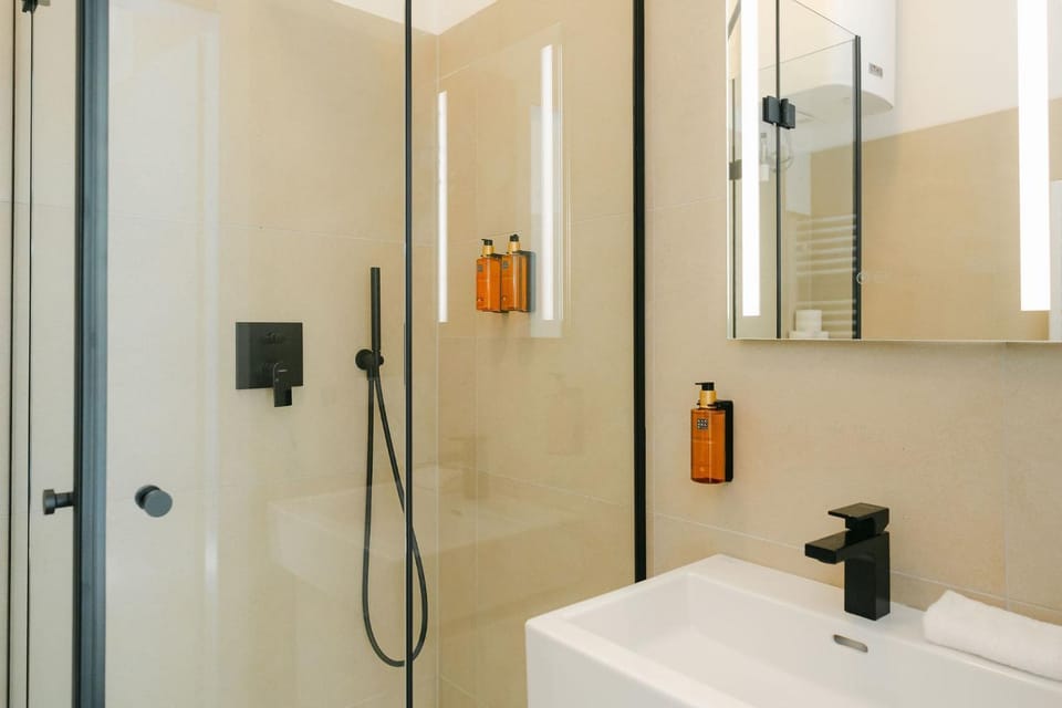 Shower, Bathroom, towels