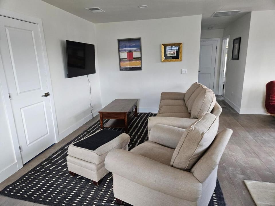 Sunny Beautiful Apt, 2nd Level, 2Bedroom, 2Bath, Kitchen, Dining Apartment in Denver