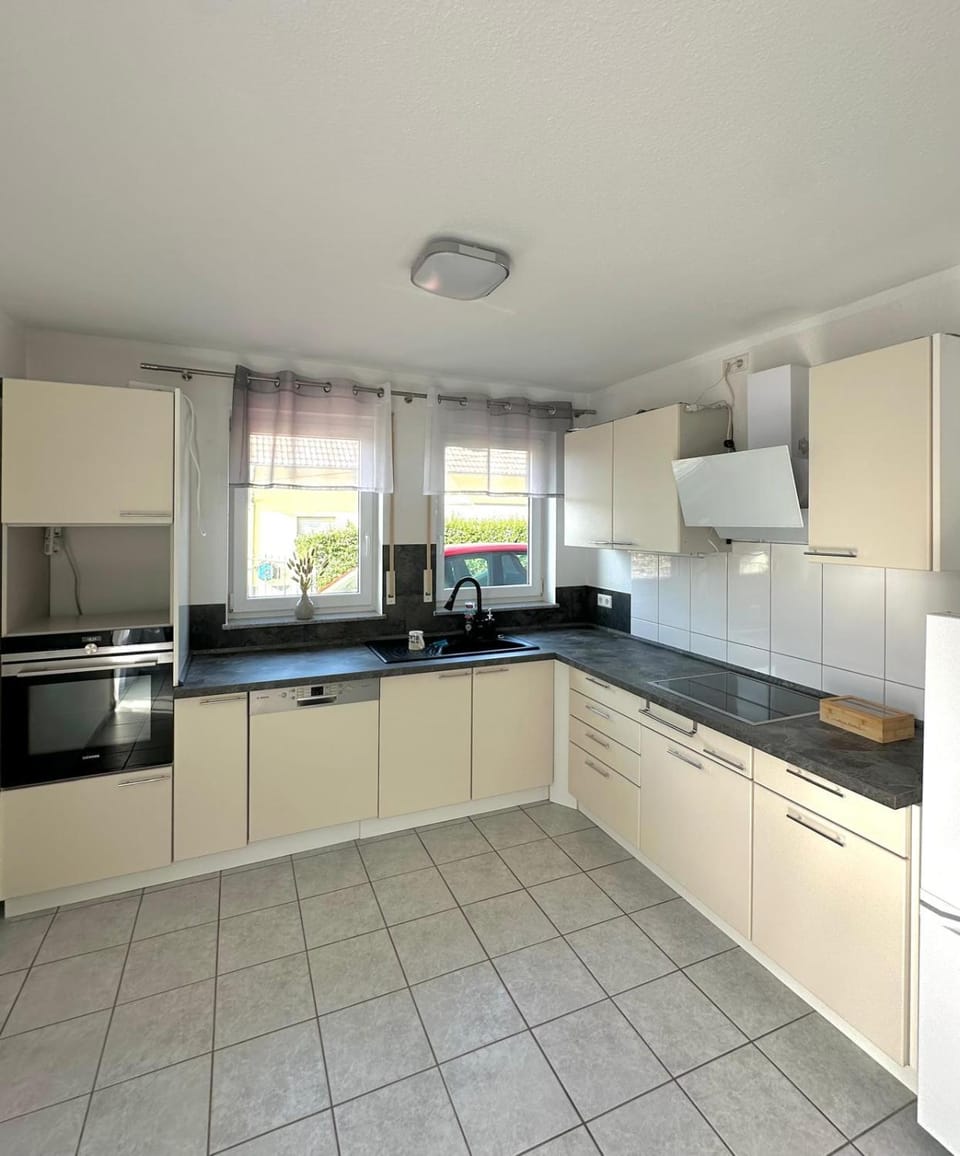 Kitchen or kitchenette, dishwasher, stove