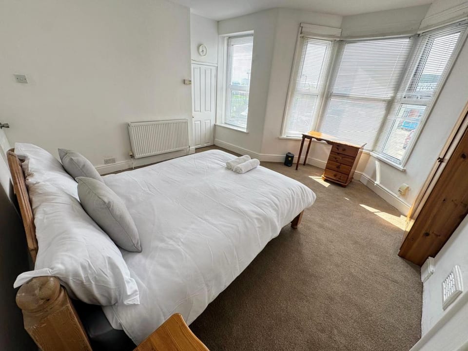 Spacious Private Room - 9 Minutes from Central Bristol Vacation rental in Bristol