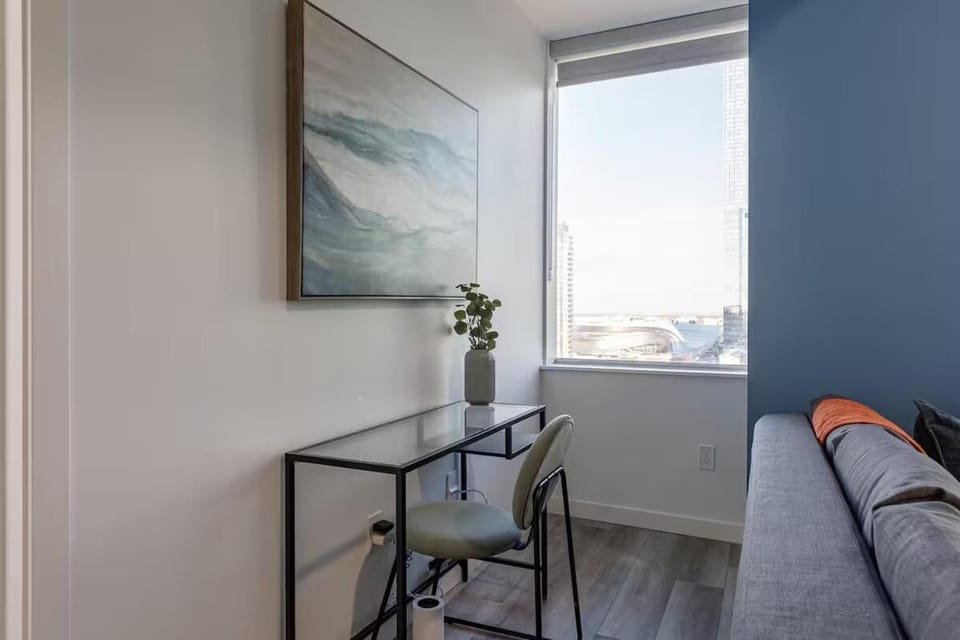 DT Edmonton King Suite with Parking & 100 Walk Score Apartment in Edmonton