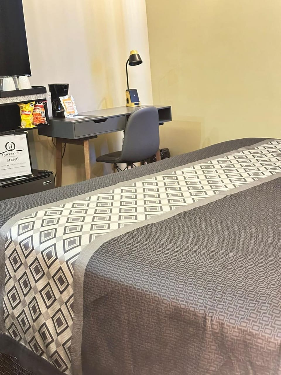 Bed, TV and multimedia, Photo of the whole room