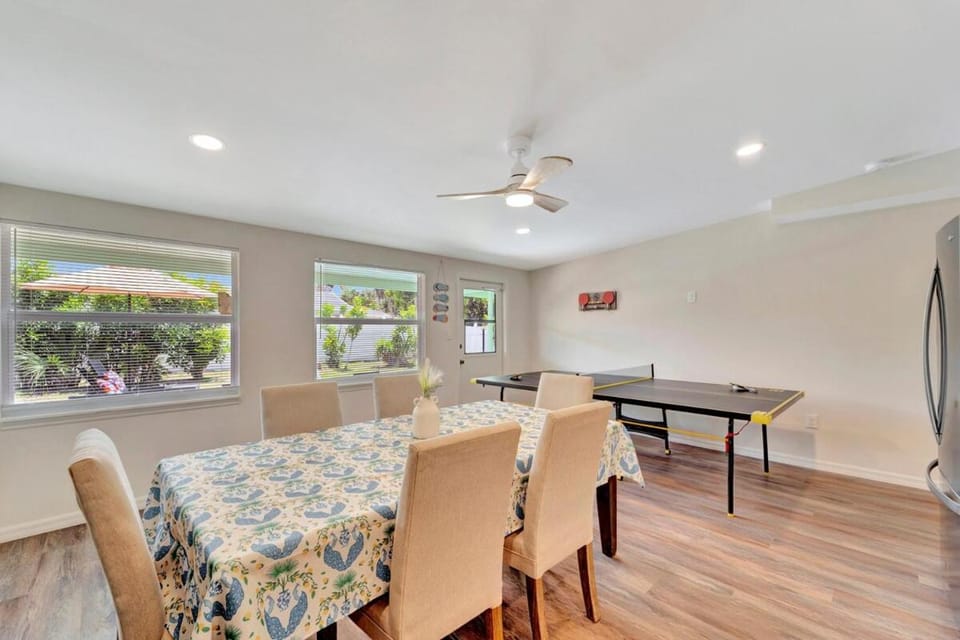 2 Kitchens, Pool, Ping Pong, Corn Hole, BBQ House in Venice Gardens