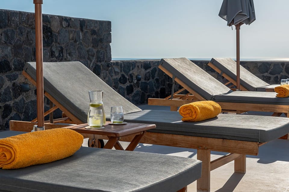 Patio, Swimming pool, sunbed
