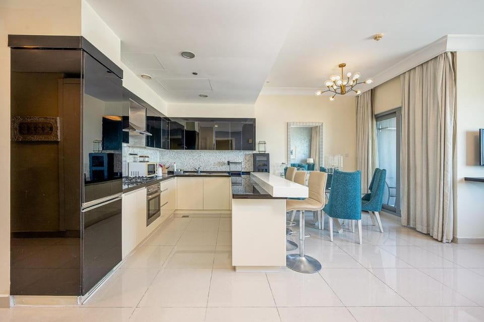 Kitchen or kitchenette, minibar