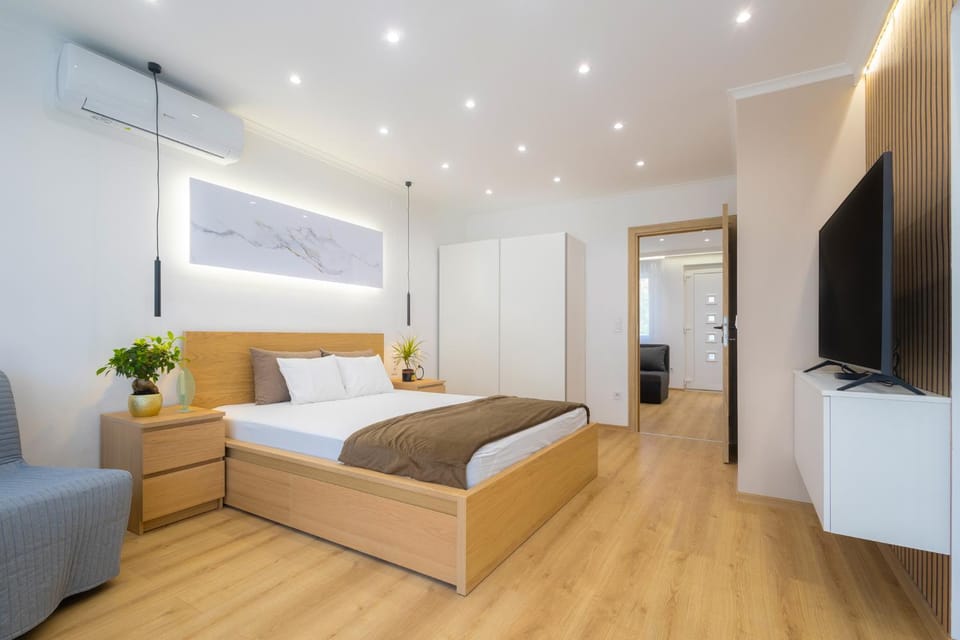 Communal lounge/ TV room, Bed, TV and multimedia, Photo of the whole room, Decorative detail, Bedroom, wardrobe, air conditioner
