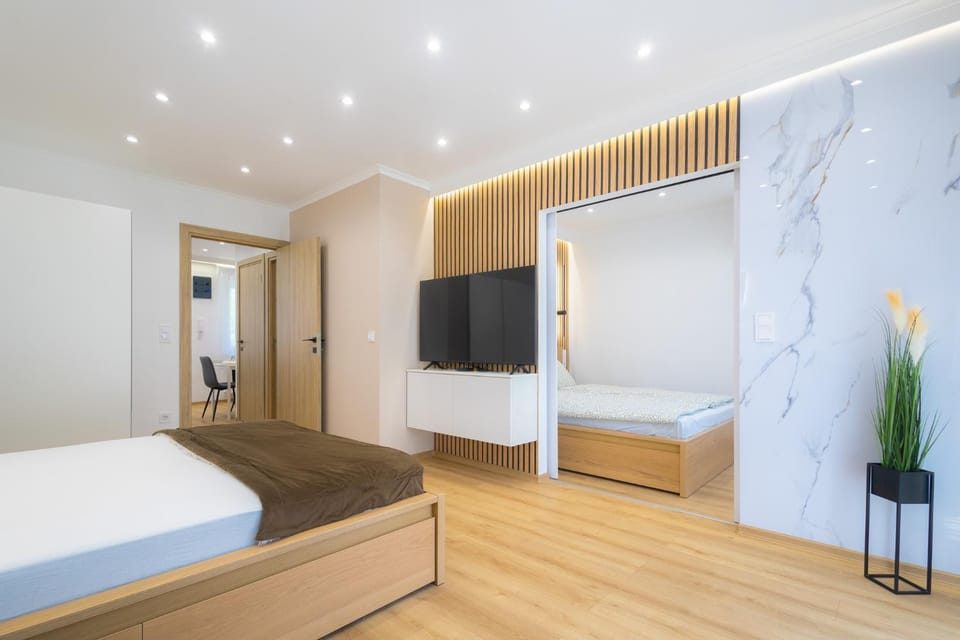 Communal lounge/ TV room, Bed, Summer, TV and multimedia, Bedroom