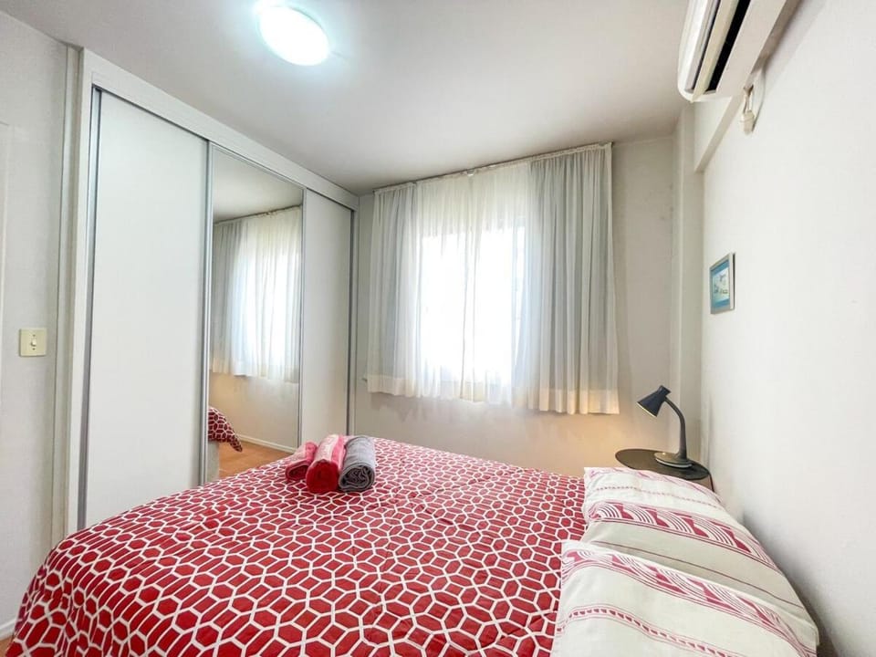 Comfortable apartment 50 meters from the beach Apartment in Camboriú