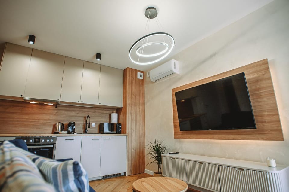 TV and multimedia, Kitchen or kitchenette, Living room, Seating area, oven