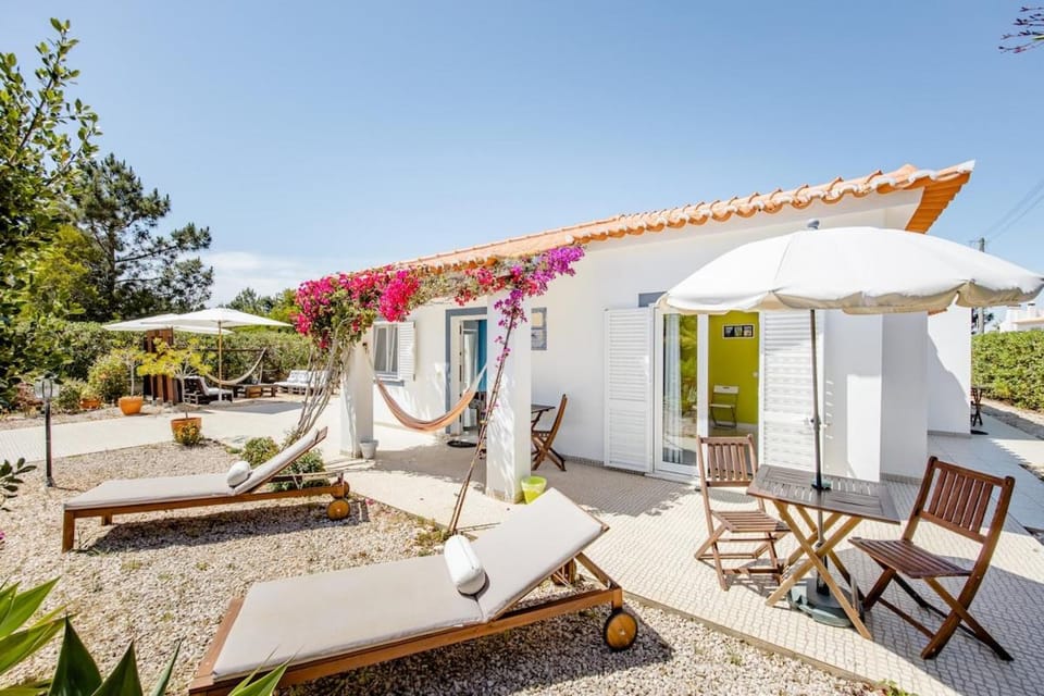 Property building, Garden, View (from property/room), Garden view, sunbed