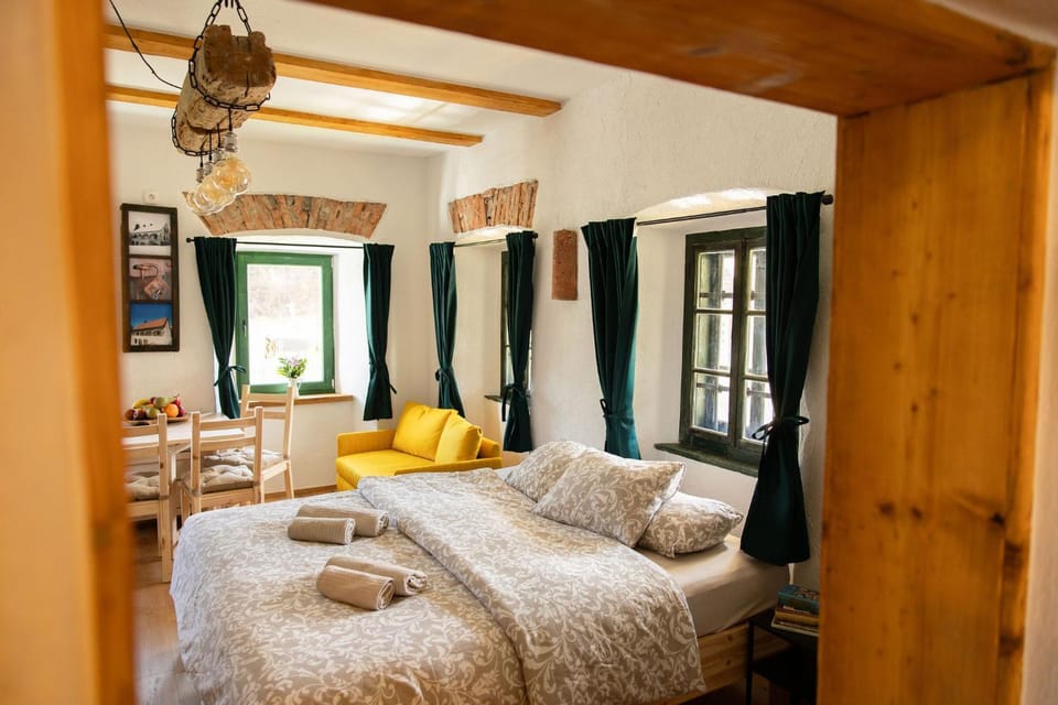 Bed, Living room, Photo of the whole room, Seating area, Bedroom