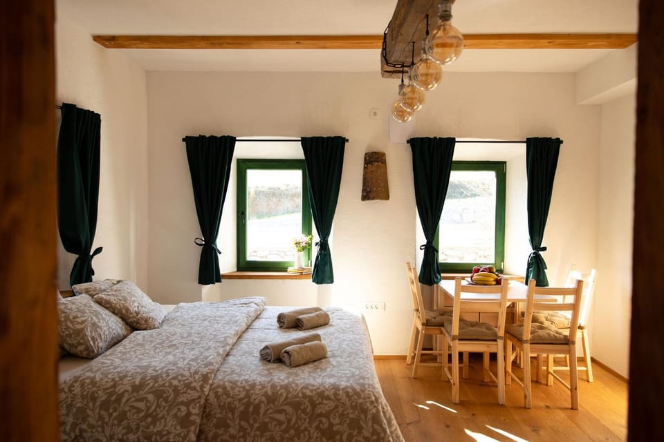 Bed, Photo of the whole room, Dining area, Bedroom, towels