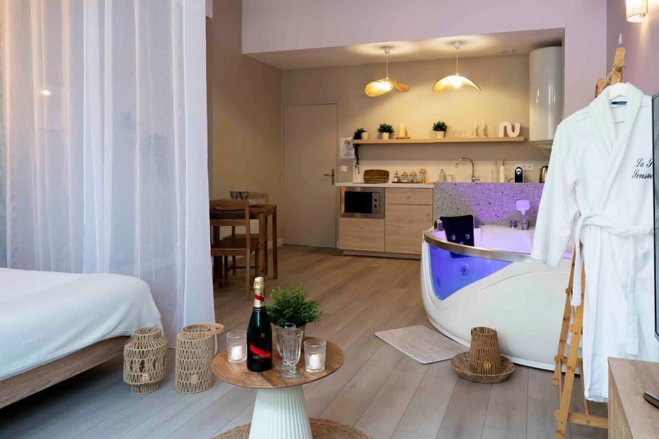 Bed, Hot Tub, Coffee/tea facilities, Bedroom, kitchen