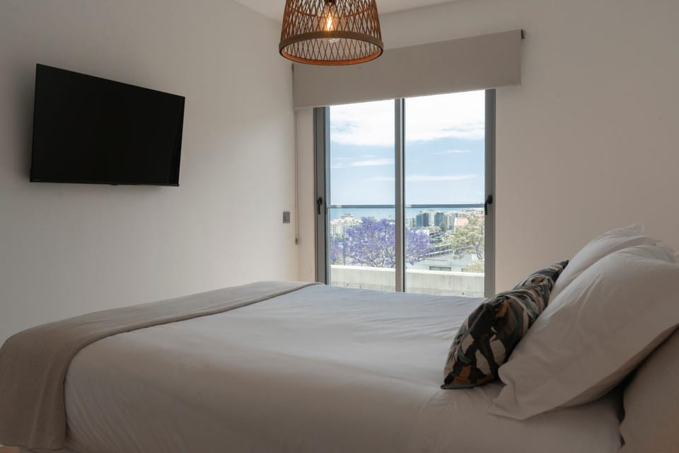 Bed, Natural landscape, TV and multimedia, Bedroom