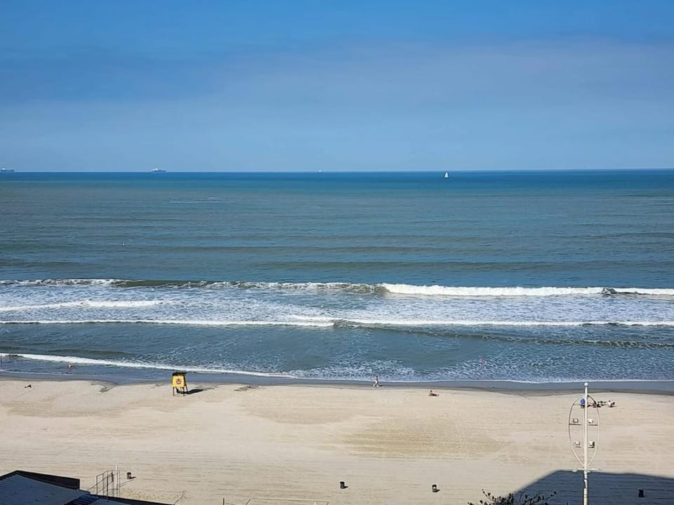 Amazing sea view, right on the sand Apartment in Camboriú