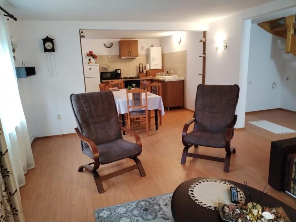 TV and multimedia, Kitchen or kitchenette, Living room, Seating area, Dining area, stove