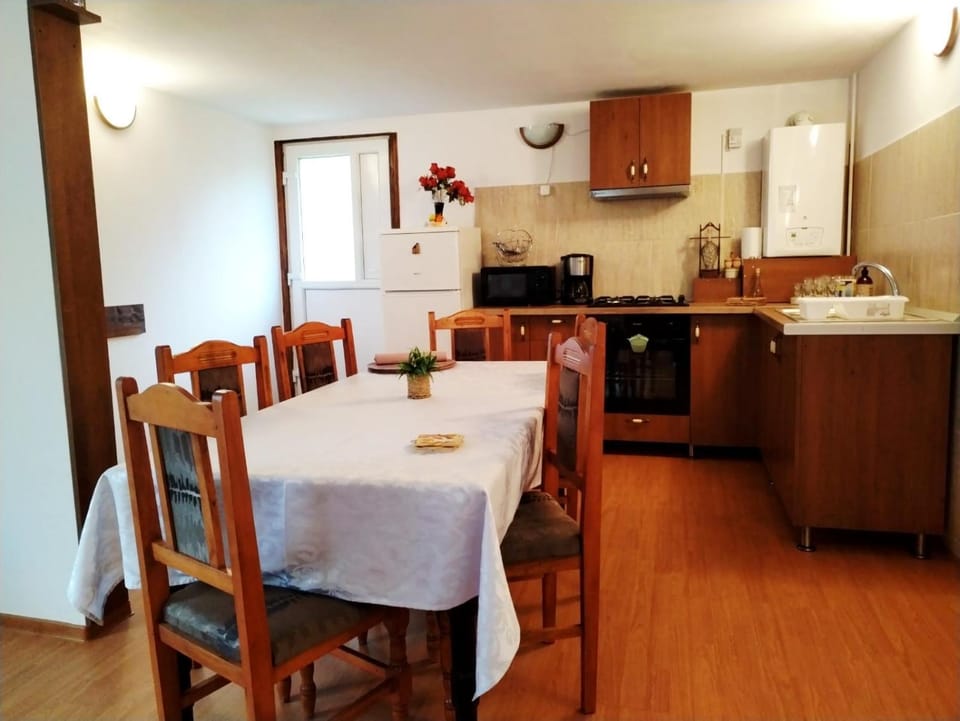 Coffee/tea facilities, Kitchen or kitchenette, Dining area, oven, stove, toaster