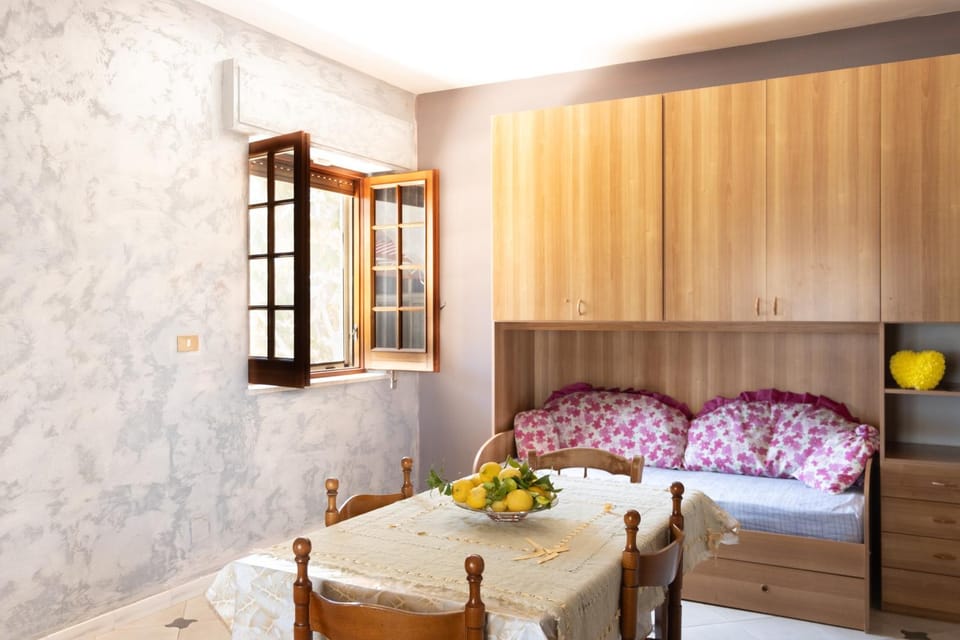 Bed, Living room, Photo of the whole room, Seating area, Dining area, Bedroom, wardrobe