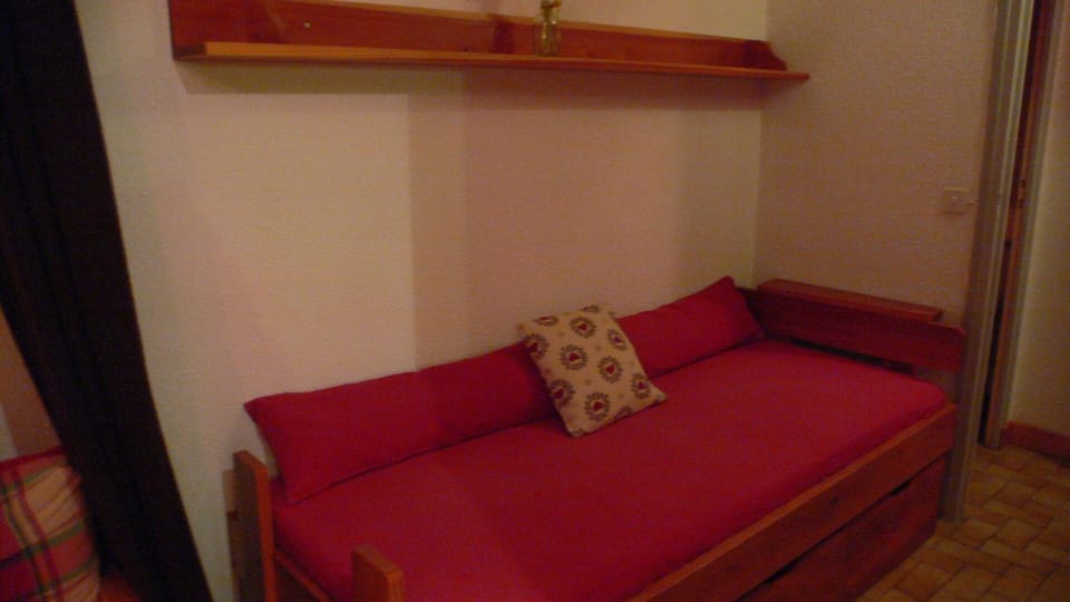 Bed, Living room, furniture