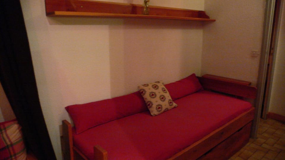 Bed, Living room, furniture