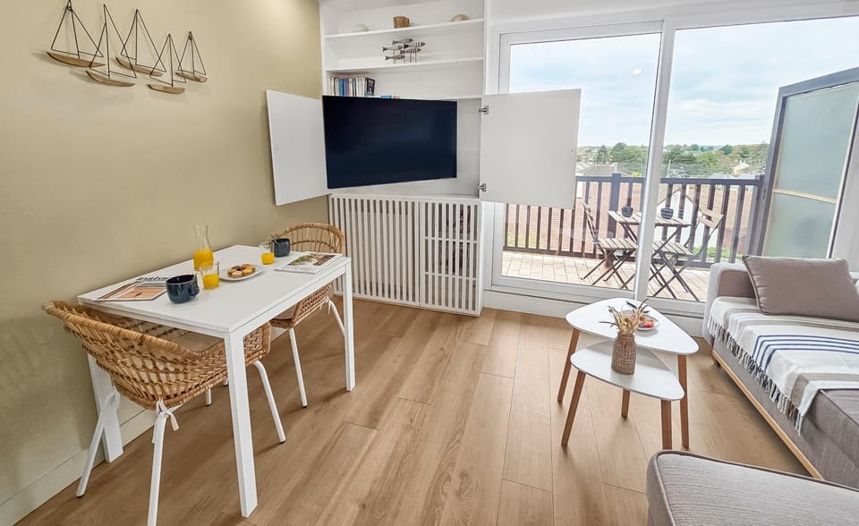 Property building, Balcony/Terrace, Living room, Seating area, Dining area
