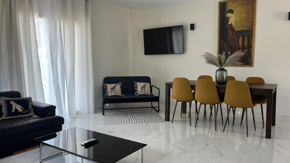 TV and multimedia, Living room, Seating area, Evening entertainment