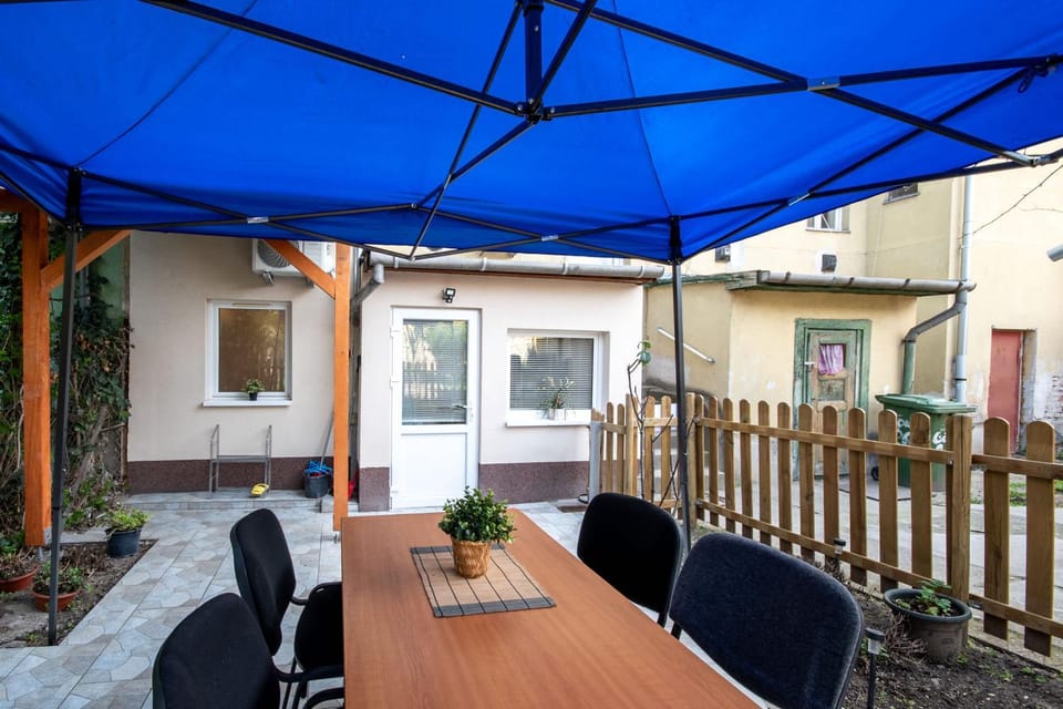 Backyard - Quiet Sleep - Sunny Apartment in Budapest
