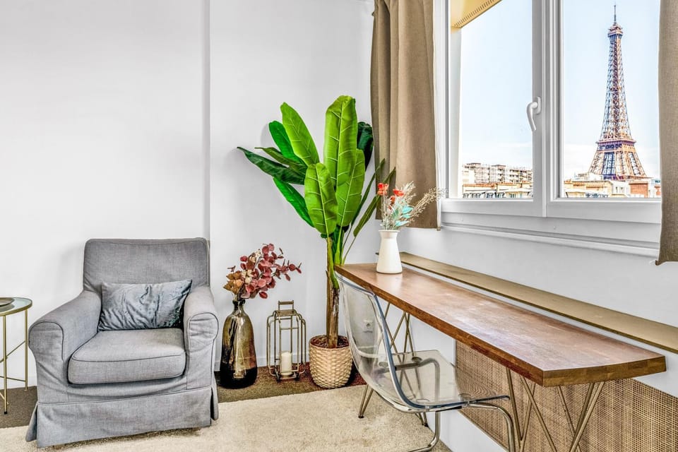 Suite Vue Tour Eiffel Apartment in Paris