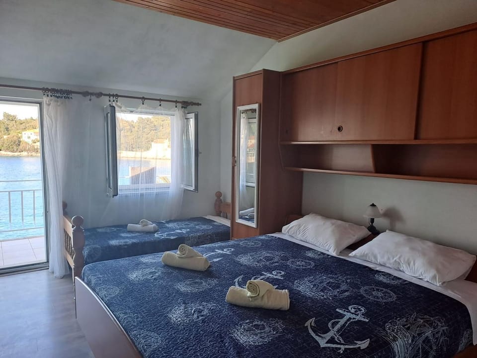 Charming Entire Apartment in Raie with Security and Comfort Apartment in Račišće