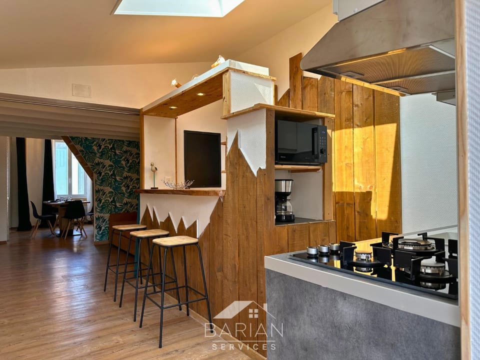 Kitchen or kitchenette, microwave, oven, stove