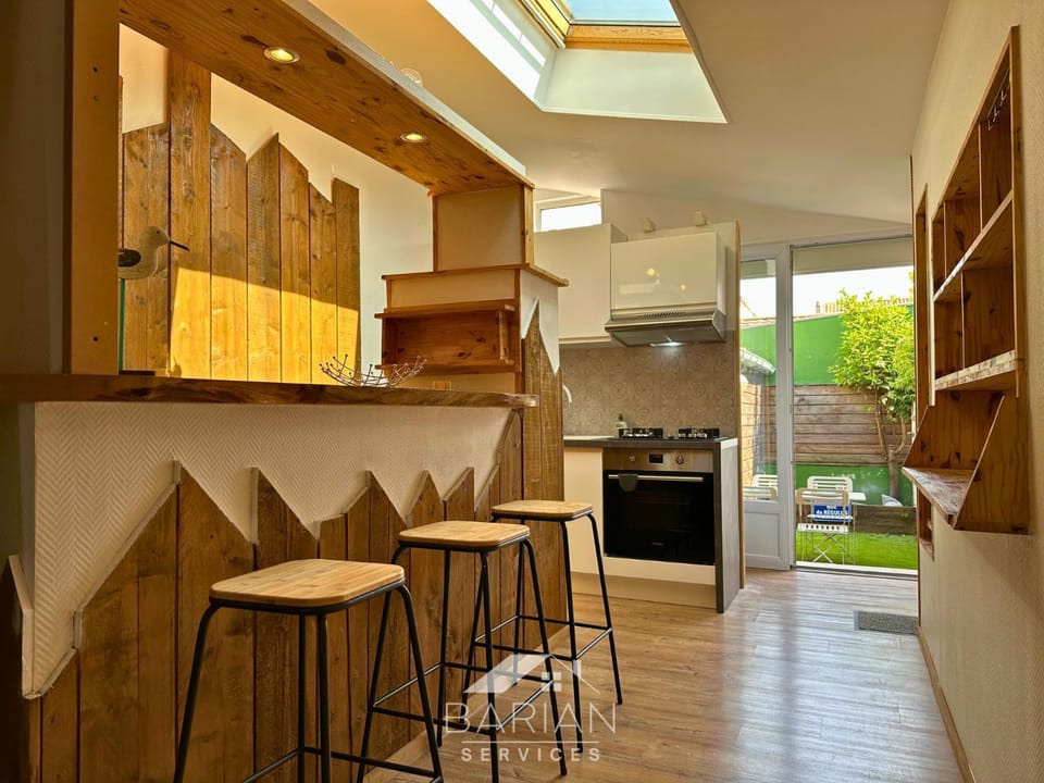 Kitchen or kitchenette, Dining area, dishwasher, oven, stove