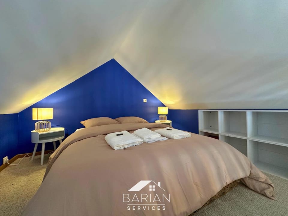 Bed, Photo of the whole room, Bedroom, towels