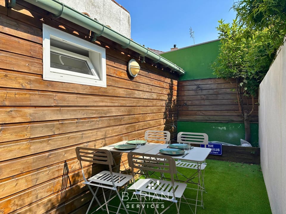 Property building, Patio, Spring, Day, Garden, Dining area
