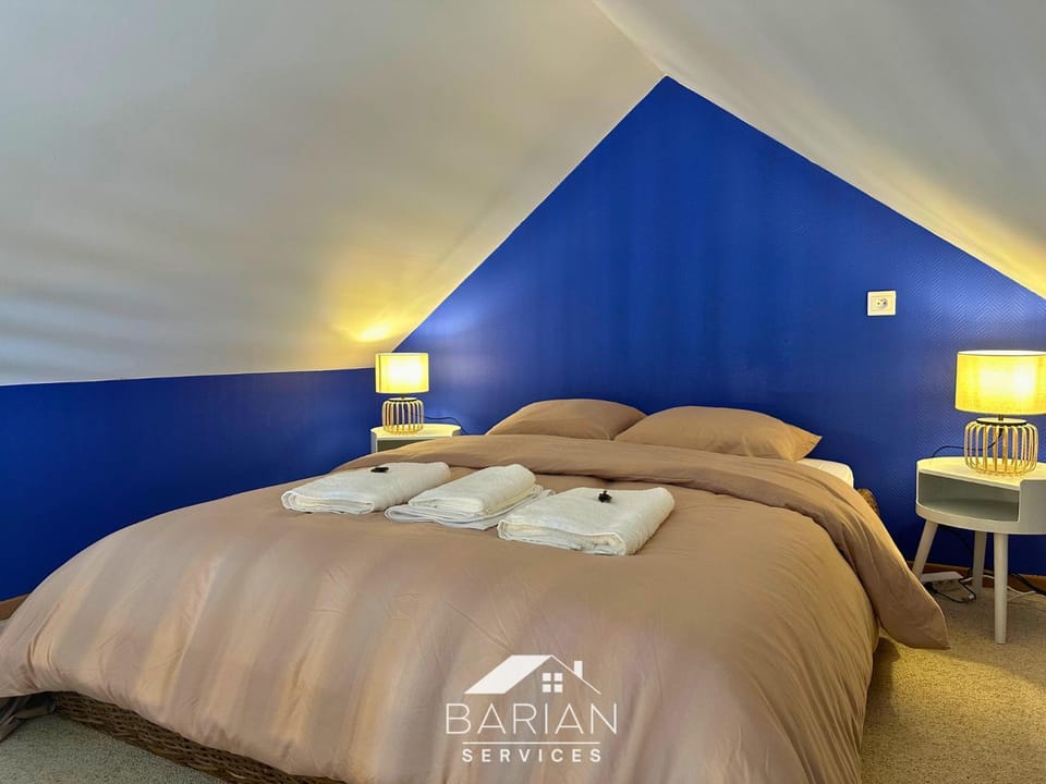 Bed, Photo of the whole room, Bedroom, towels
