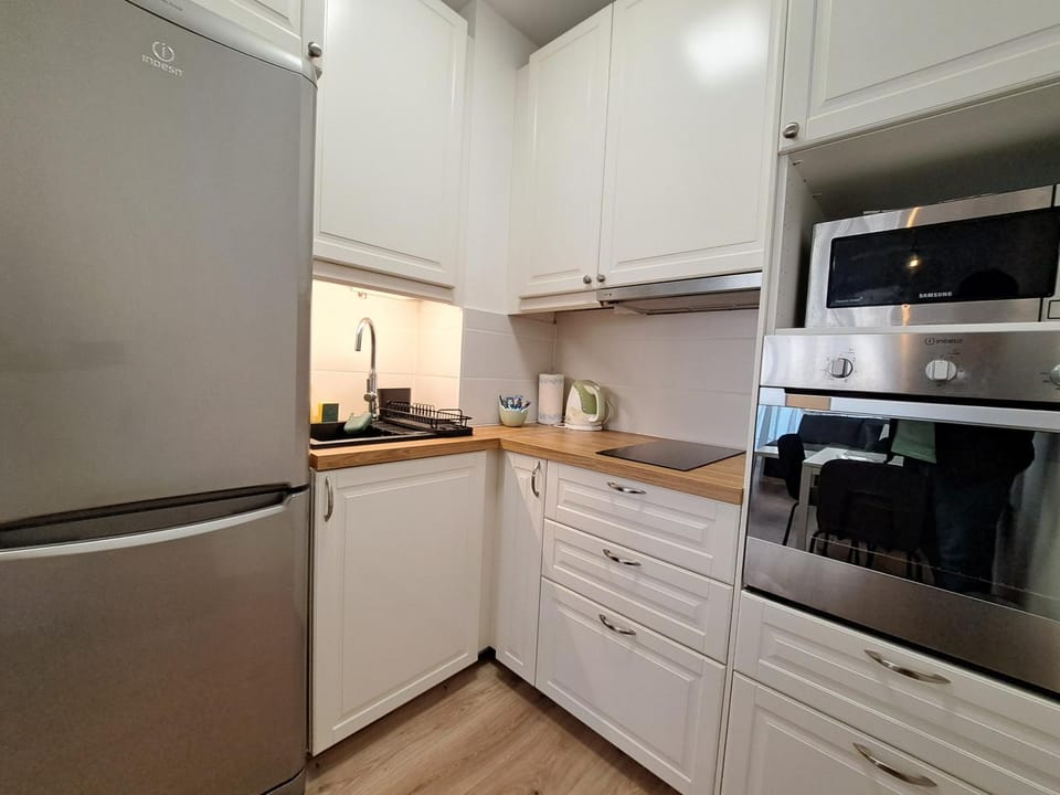 Coffee/tea facilities, Kitchen or kitchenette, oven, stove