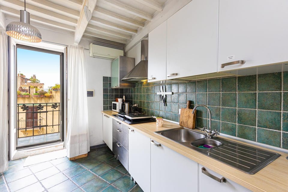 Kitchen or kitchenette, Dining area, minibar, stove