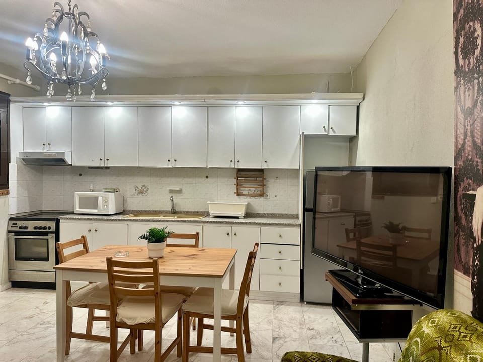 TV and multimedia, Kitchen or kitchenette, Living room, Dining area, oven, stove, toaster