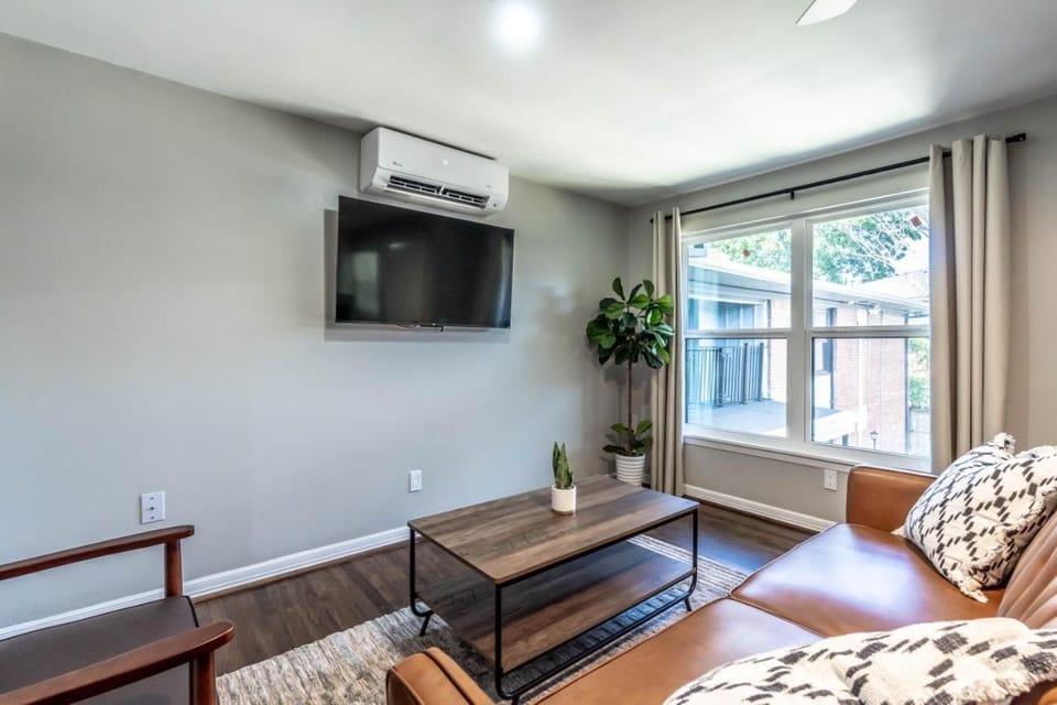 1 BR Apt Walks to Menil Collection Free Parking Apartment in Houston