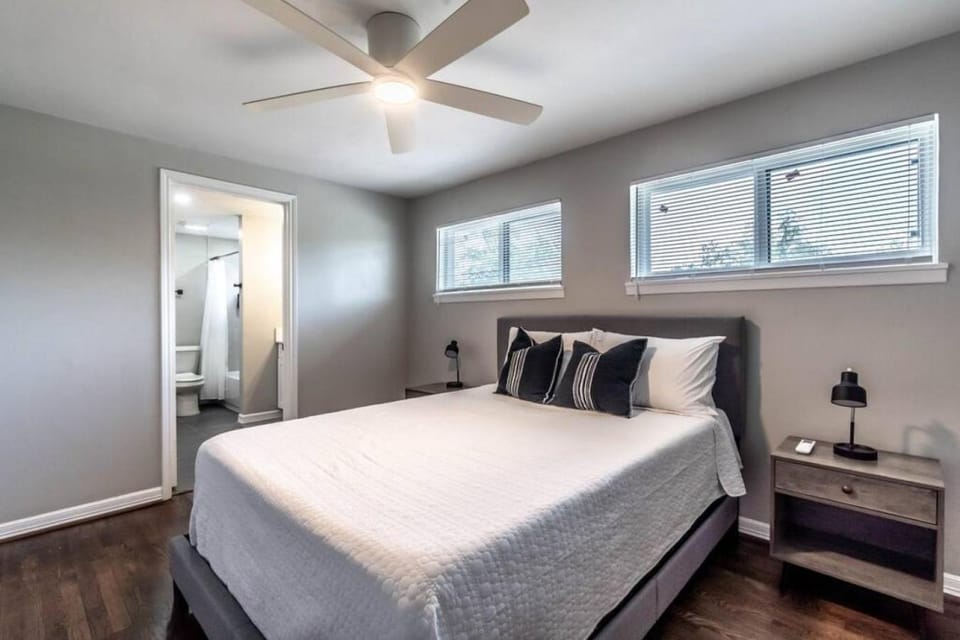 1 BR Apt Walks to Menil Collection Free Parking Apartment in Houston