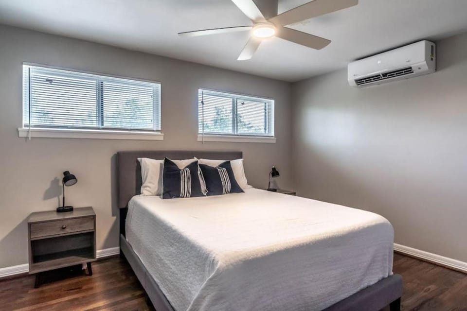 1 BR Apt Walks to Menil Collection Free Parking Apartment in Houston