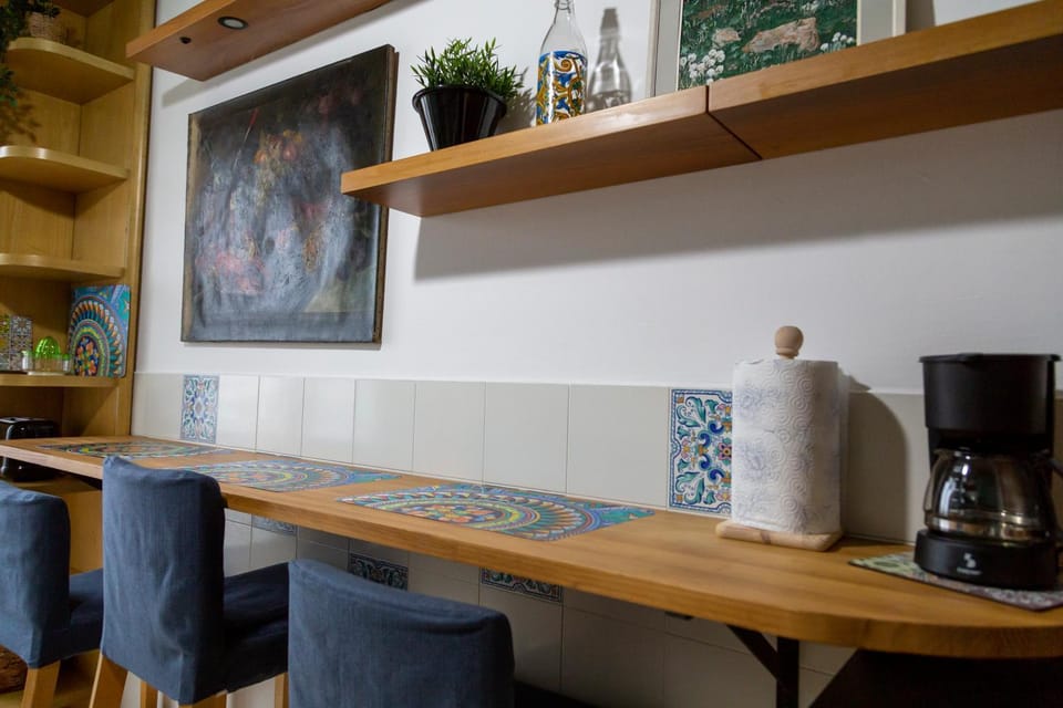 Coffee/tea facilities, Kitchen or kitchenette, Dining area