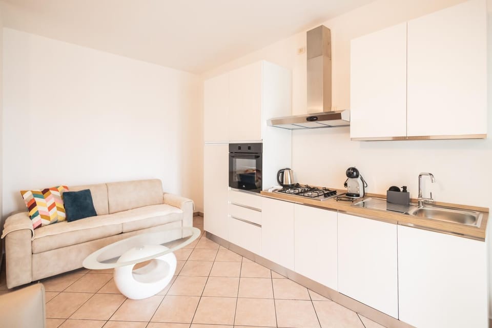 Coffee/tea facilities, Kitchen or kitchenette, stove