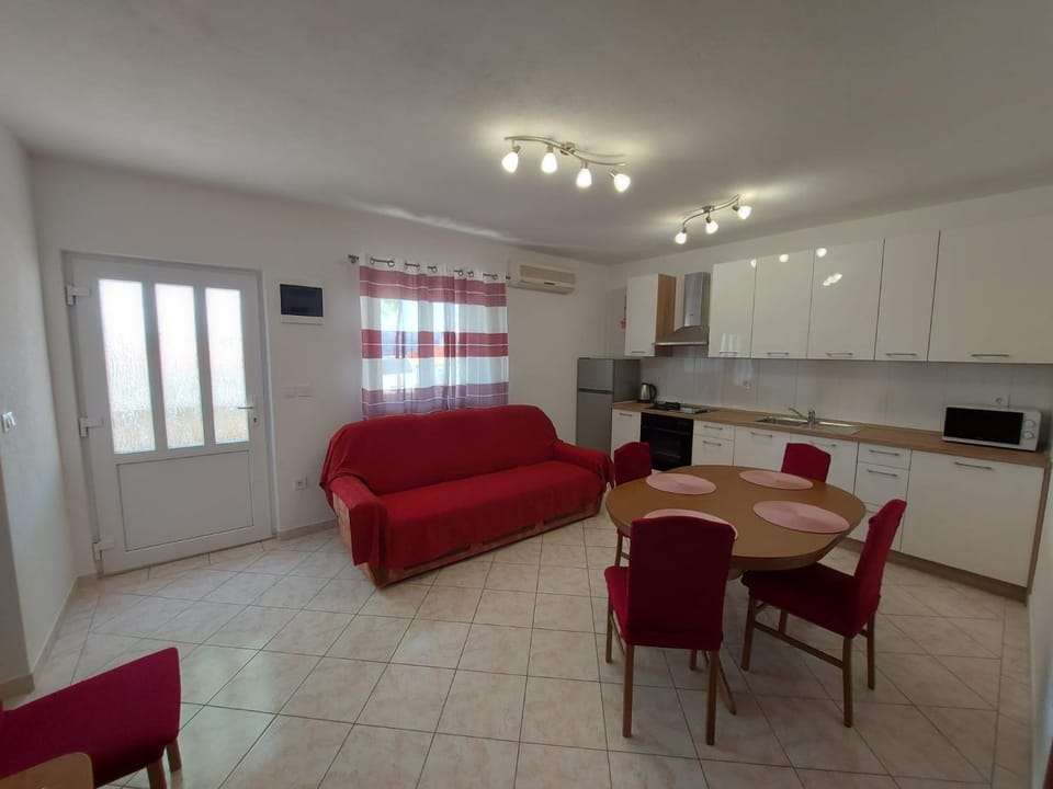 Kitchen or kitchenette, Seating area