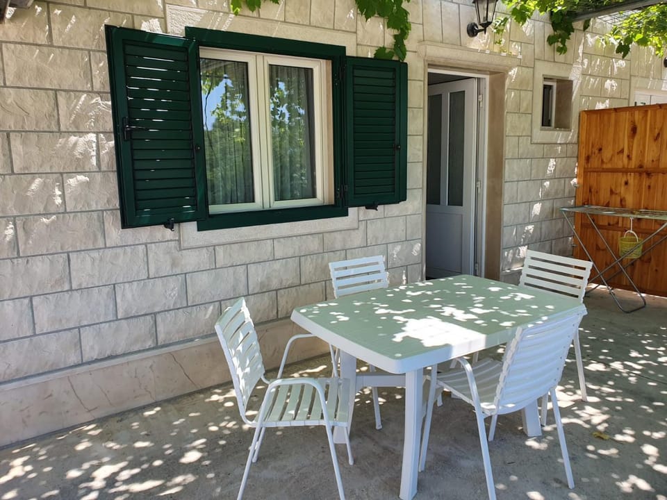 Patio, Facade/entrance