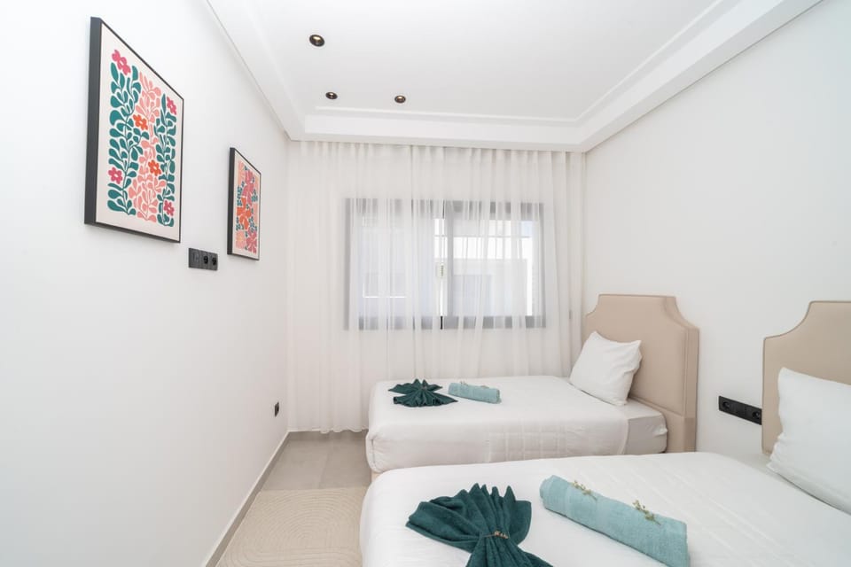 Photo of the whole room, Bedroom, towels
