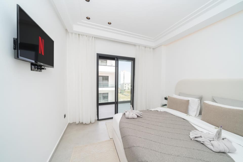 Bed, TV and multimedia, Photo of the whole room, Bedroom, towels