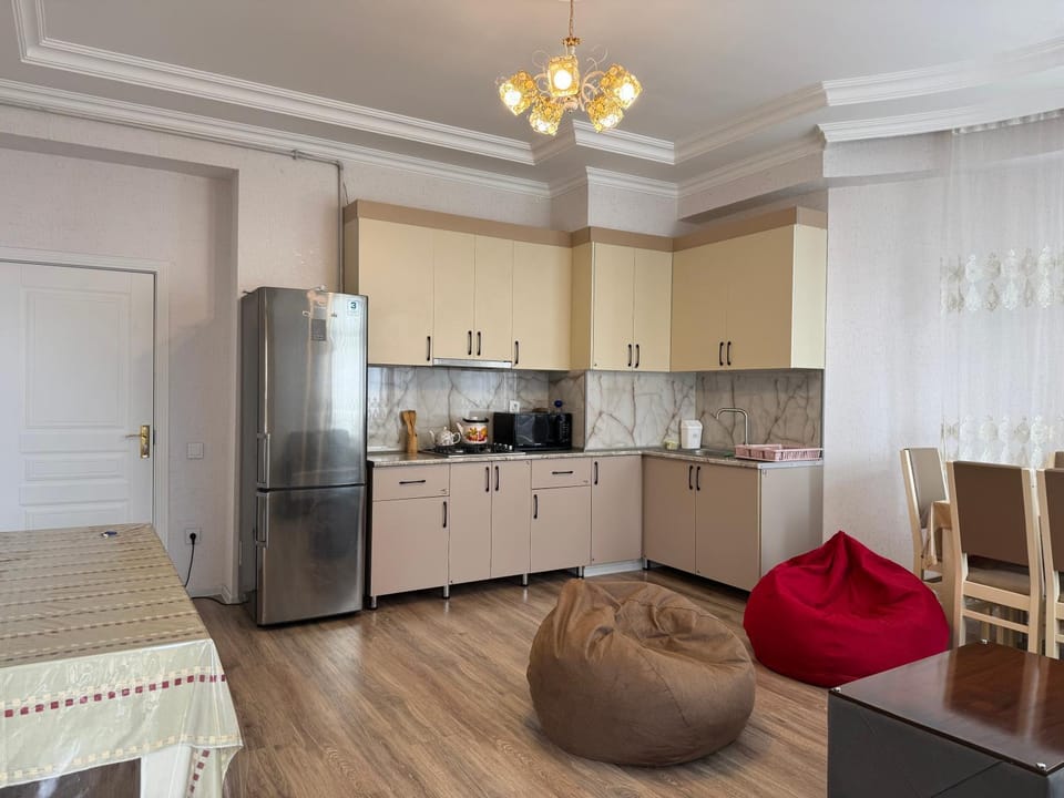 Coffee/tea facilities, Kitchen or kitchenette, Living room, Dining area