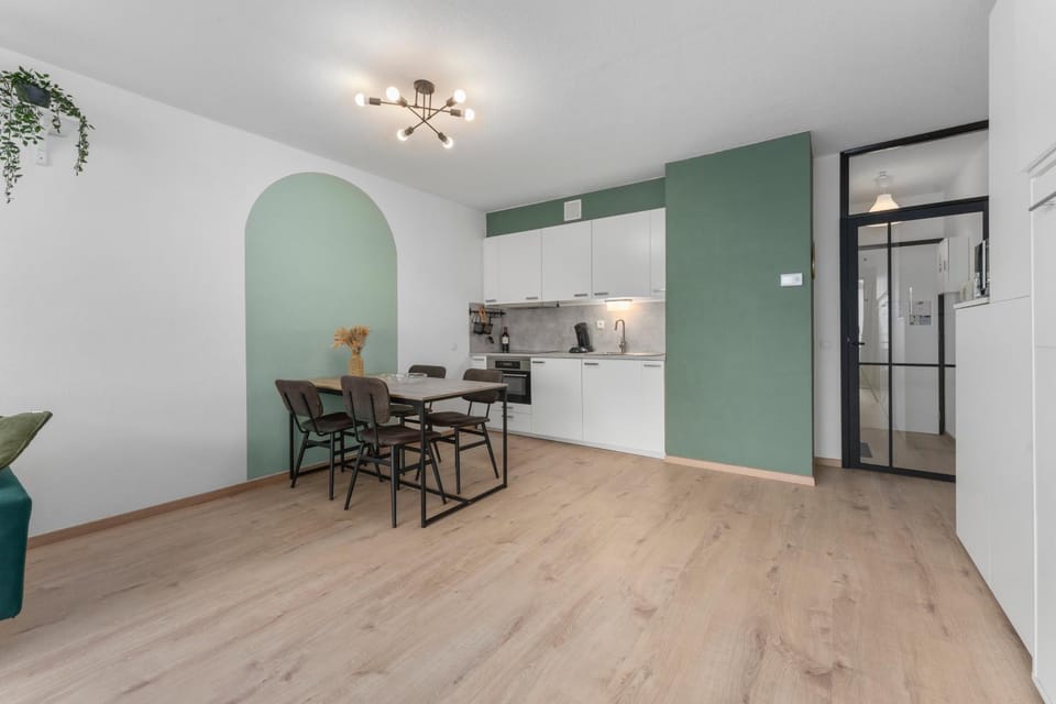 Kitchen or kitchenette, Dining area, oven, stove